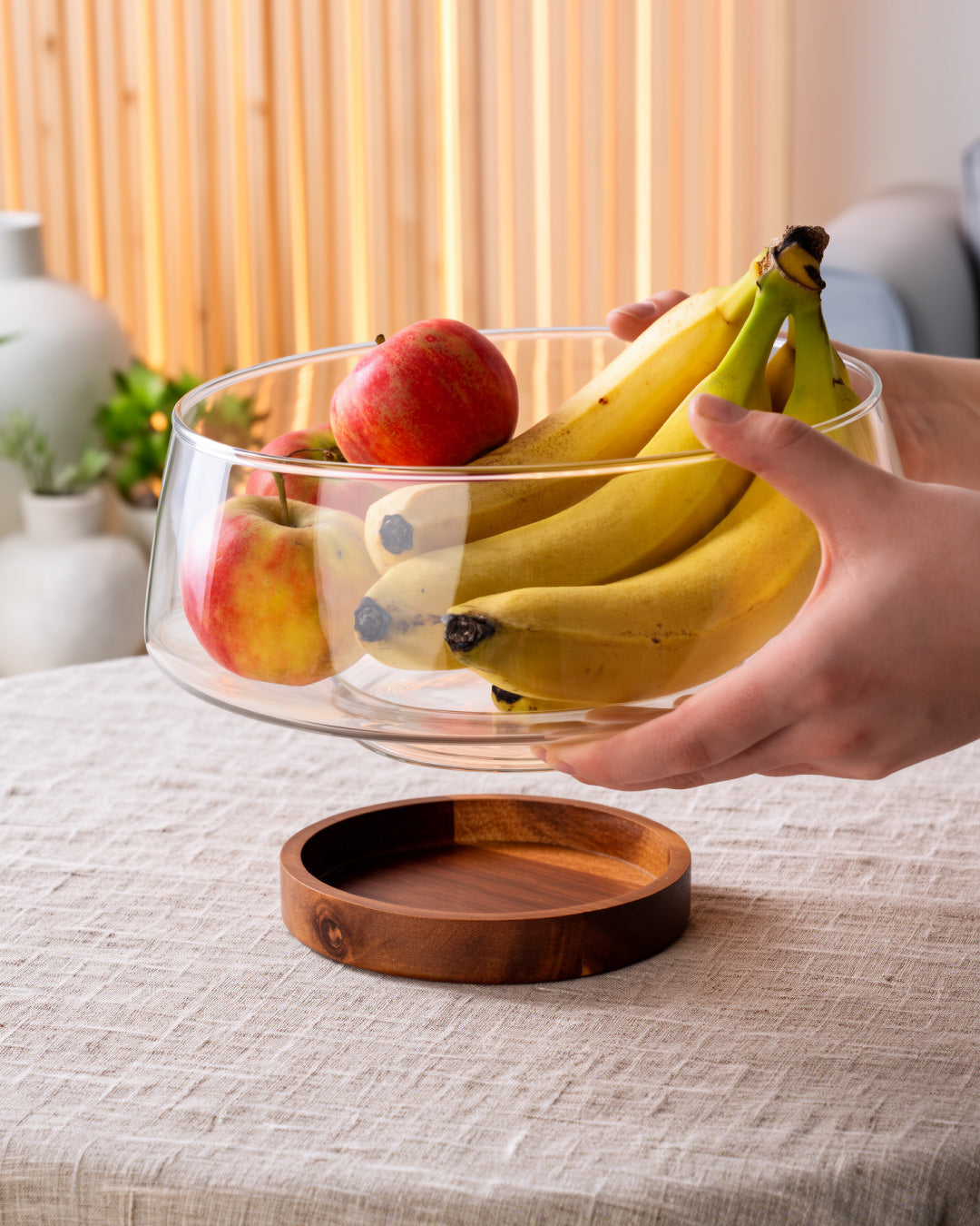 Salatschüssel aus Glas mit Salatbesteck und Untersetzer